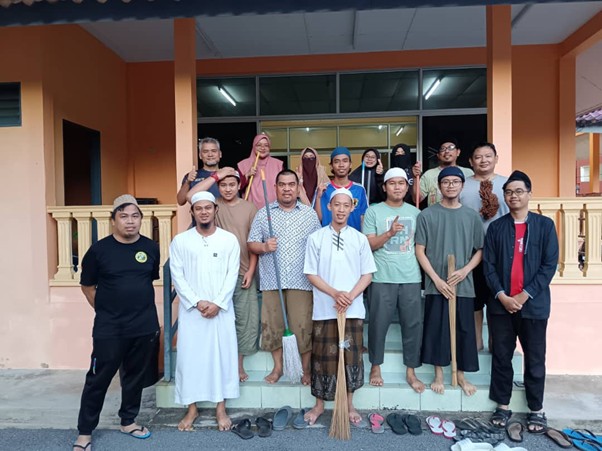 Mahasiswa Universitas Muhammadiyah Malaysia Gelar Gotong Royong Bersihkan Mushola di Perlis